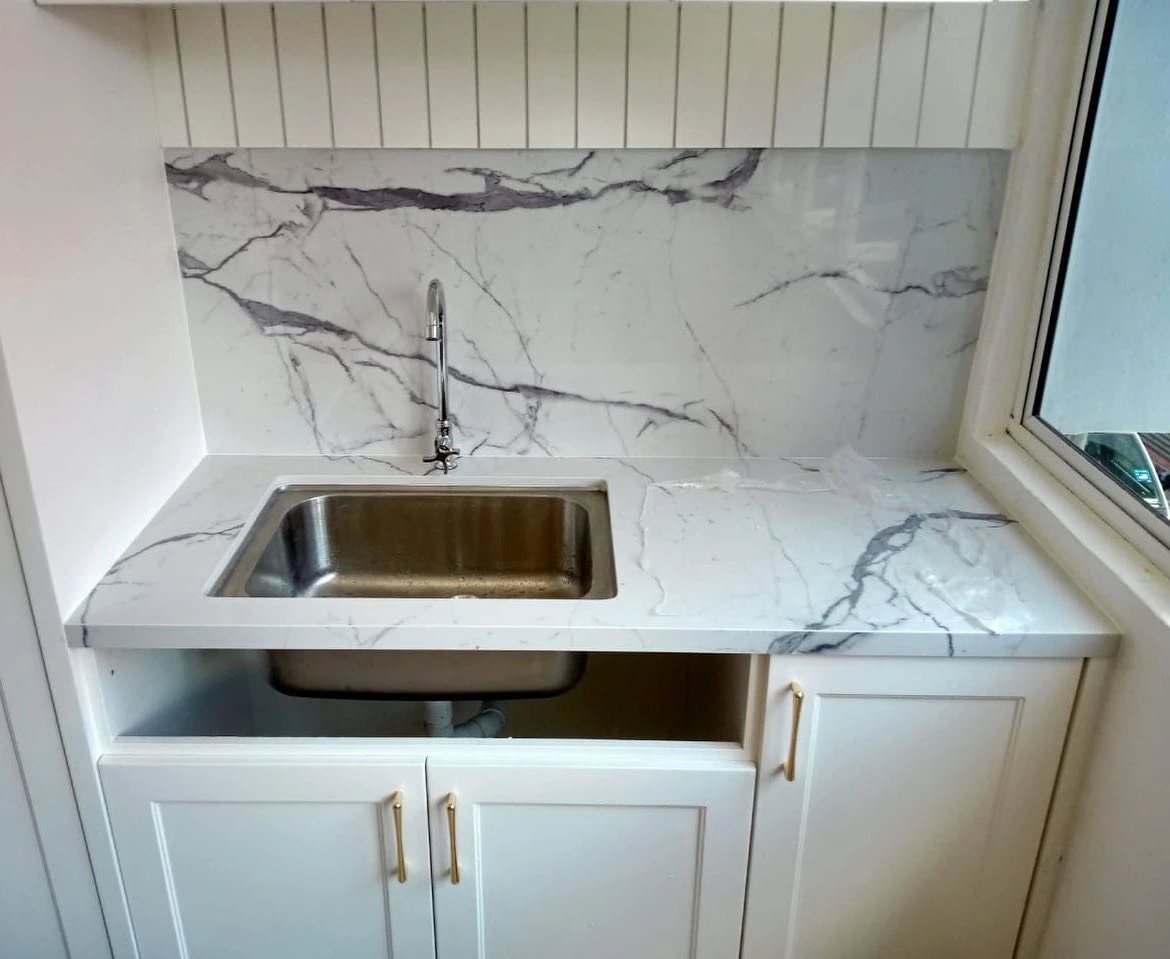 Calacatta White Quartz wall